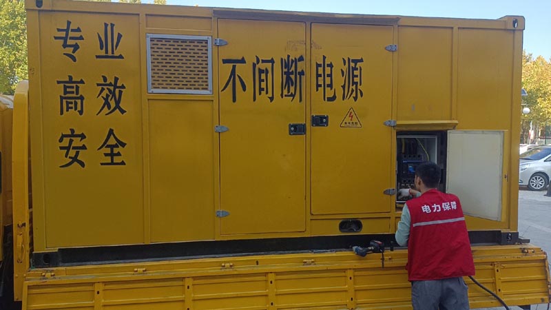 新田柴油发电机组和UPS电源配合使用时，如何避免切换过程中的电力中断？